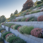 jardin-colline-terrasses-fleurs-verdure