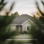 maison-toit-arbres-banlieue