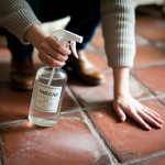 personne-agenouillee-nettoyant-terrecuite-vinaigre