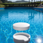 piscine-eau-bleue-tablette-chlore-verdure