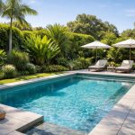 piscine-jardin-moderne-plantes-chaise-longue