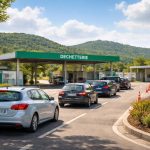 dechetterie-moderne-voitures-collines-ciel-nuageux