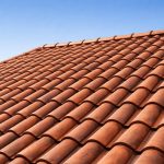 toit-tuiles-texture-ciel-bleu