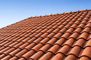 toit-tuiles-texture-ciel-bleu