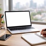 bureau-range-ordinateur-carnet-fenetre-ville