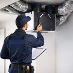 technicien-uniforme-vmc-maison-moderne