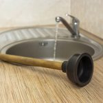 Pourquoi votre évier se rebouche-t-il toujours au même endroit ?