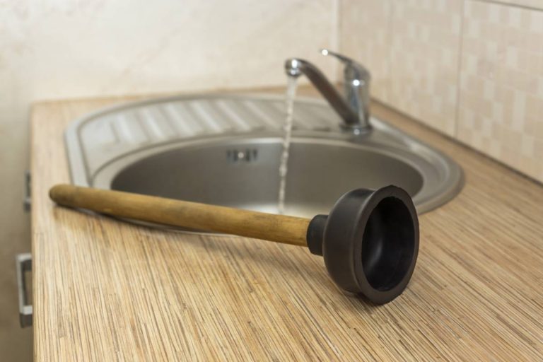 Pourquoi votre évier se rebouche-t-il toujours au même endroit ?