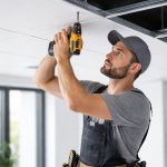 artisan-faux-plafond-outils-panneaux-blancs