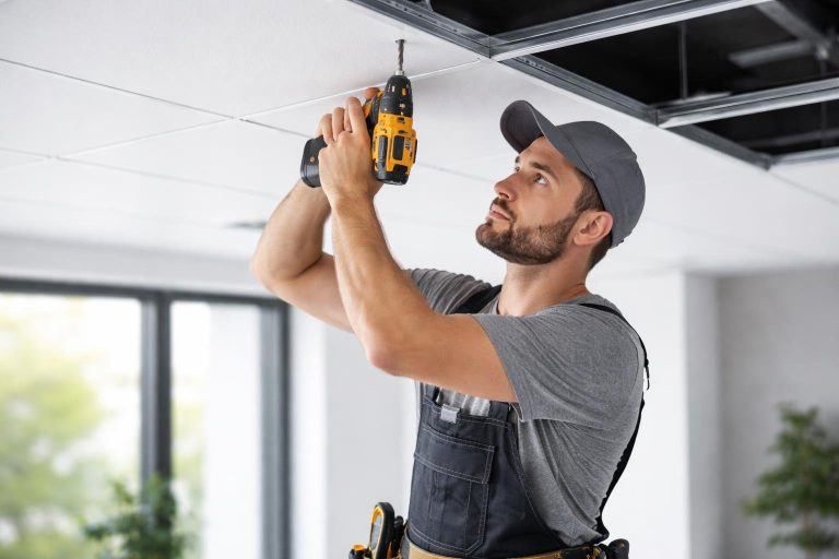 artisan-faux-plafond-outils-panneaux-blancs