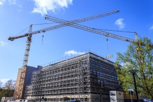 Chantier de construction : pourquoi la grue à tour est indispensable ?