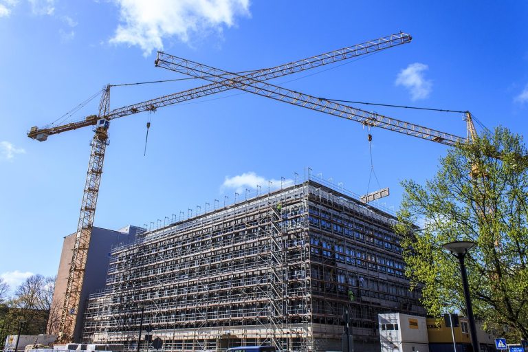 Chantier de construction : pourquoi la grue à tour est indispensable ?