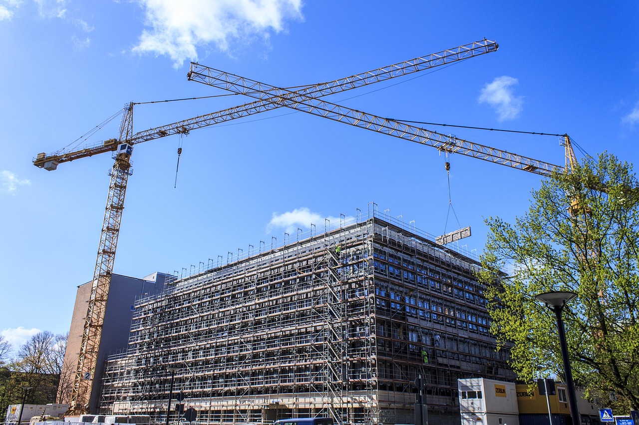 Chantier de construction : pourquoi la grue à tour est indispensable ?
