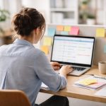 personne-bureau-ordinateur-notes-papier