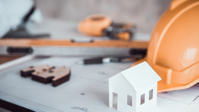 Construire sa maison en Charente-Maritime : anticiper son budget, choisir le bon terrain et sélectionner un constructeur adapté