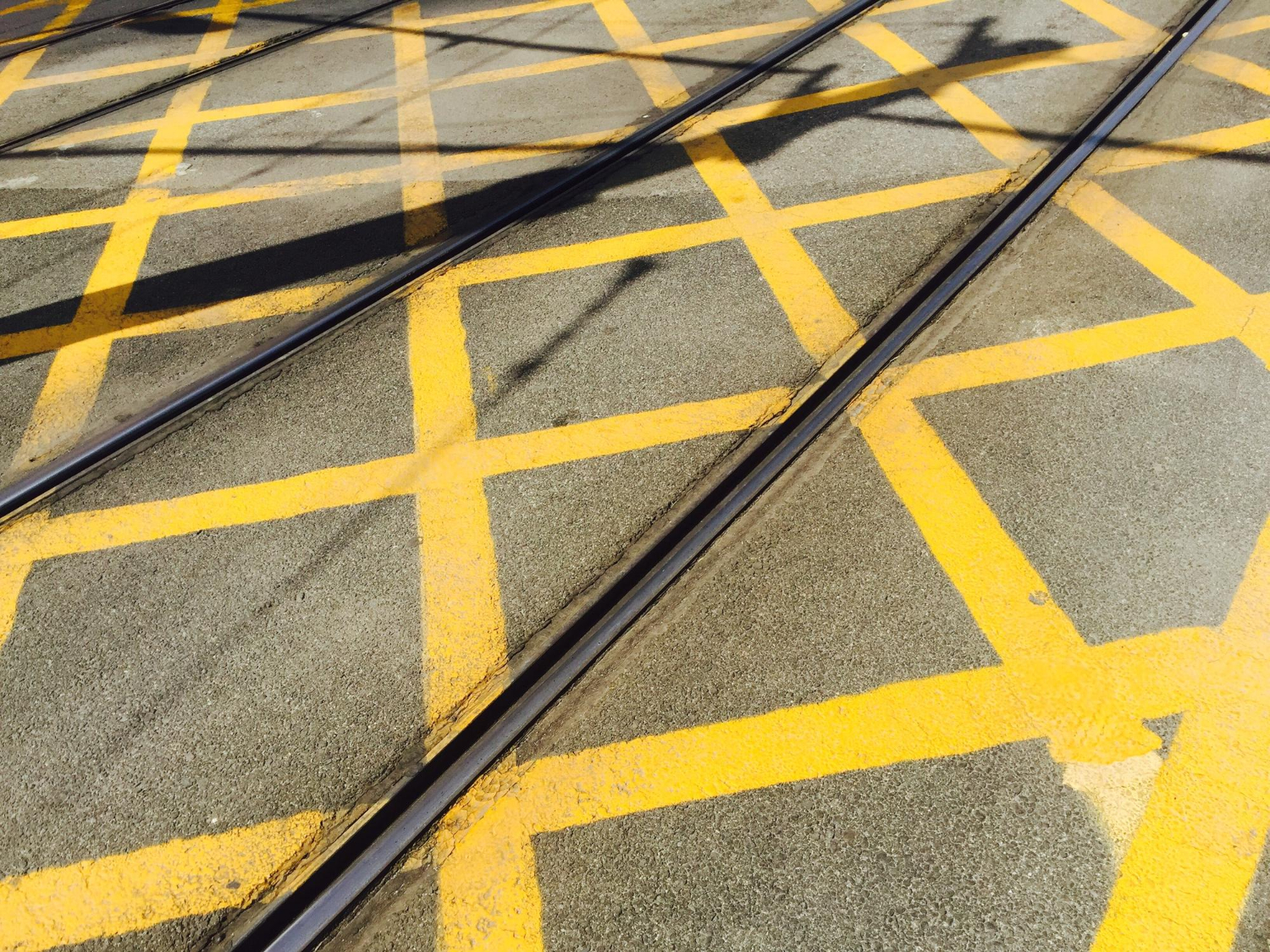 vue sur un sol marqué par de la peinture de chantier afin de délimiter une zone