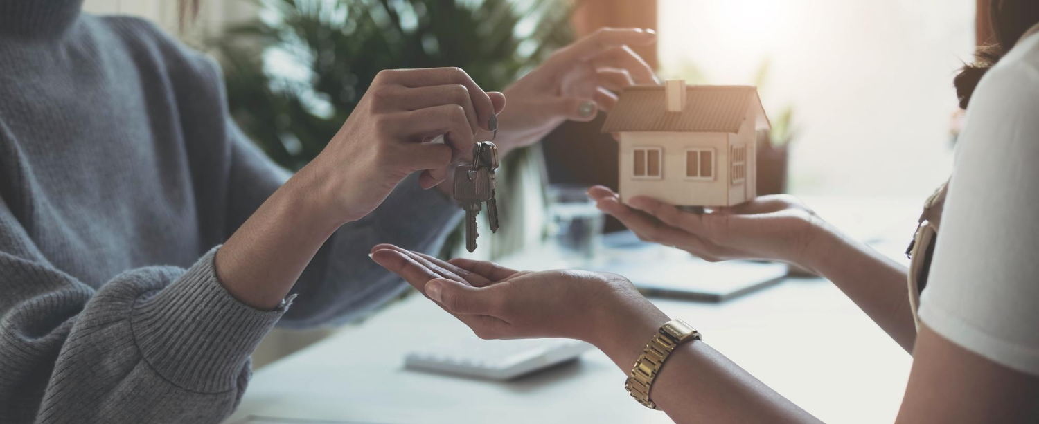 Agent immobilier donnant des clés de la maison à une femme